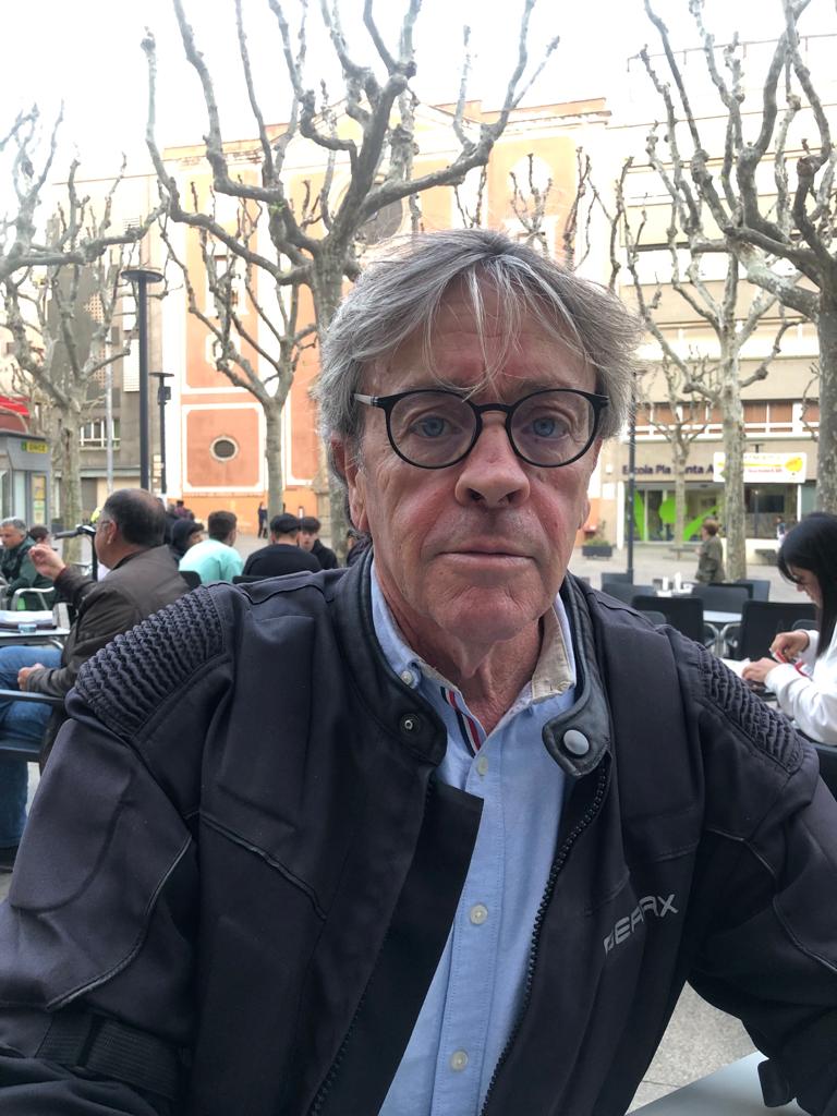 <b>Miquel Casaramona i Massana</b>-Zanzibar - Tanzània<BR>La set d'aventura em va arrossegar a Zanzíbar, un canvi radical en tot. Jo parlava anglès amb accent de Sant Quirze, però a Zanzíbar la immensa majoria no el parla i vaig aprendre el suahili, una mica per respecte i una mica per entendre'm. Em va obrir moltíssimes portes. En cultures tan extremadament diferents les lliçons són constants.