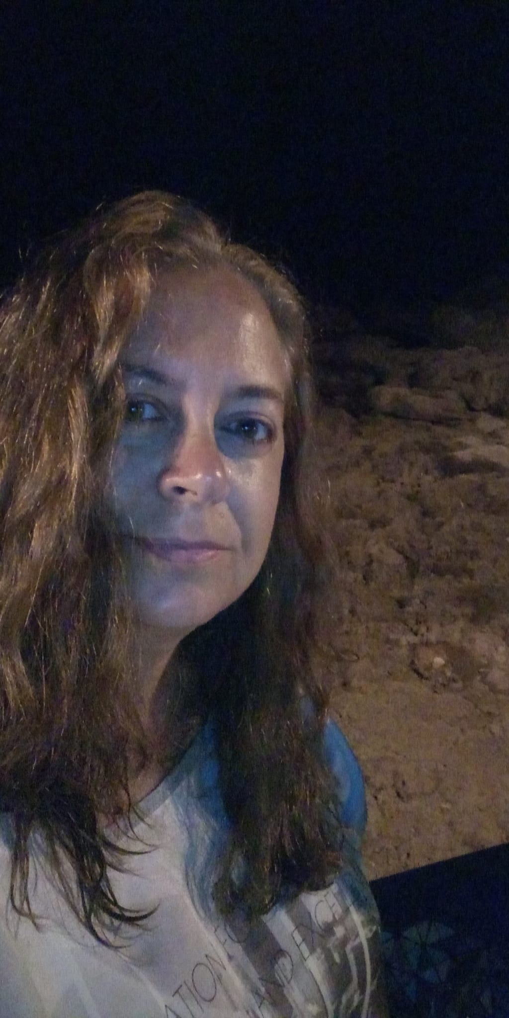 <b>Ester Aznar</b>-Napoli - Itàlia<BR>Nàpols és una ciutat que s'estima i s'odia al mateix temps. És una ciutat dicotòmica en tot els sentits. Bonica i lletja, neta i bruta, sacra i profana, masclista i feminista, funcional i caòtica,etc. Esgota en cert sentit però enriqueix molt.